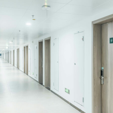 Moderner Flur mit stilvollen Innentüren aus Holz.