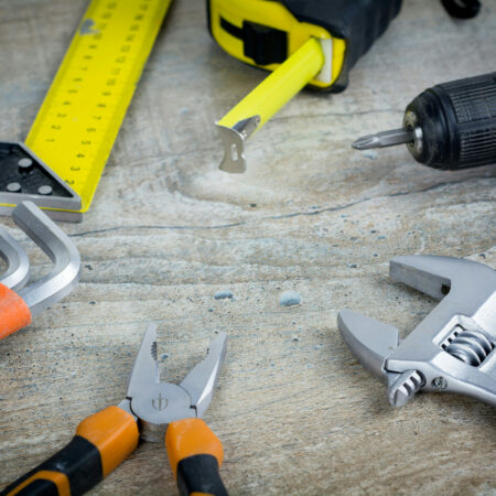 Werkzeuge und Messgeräte auf einem Arbeitstisch für Handwerksservice.
